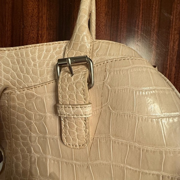 LIZ CLAIBORNE Cream Croc Embossed Faux Leather Top Handle Bag East-West - Picture 4 of 16